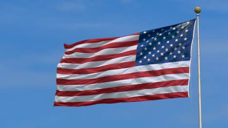 USA-Flagge-Weht-Bei-Starkem-Wind