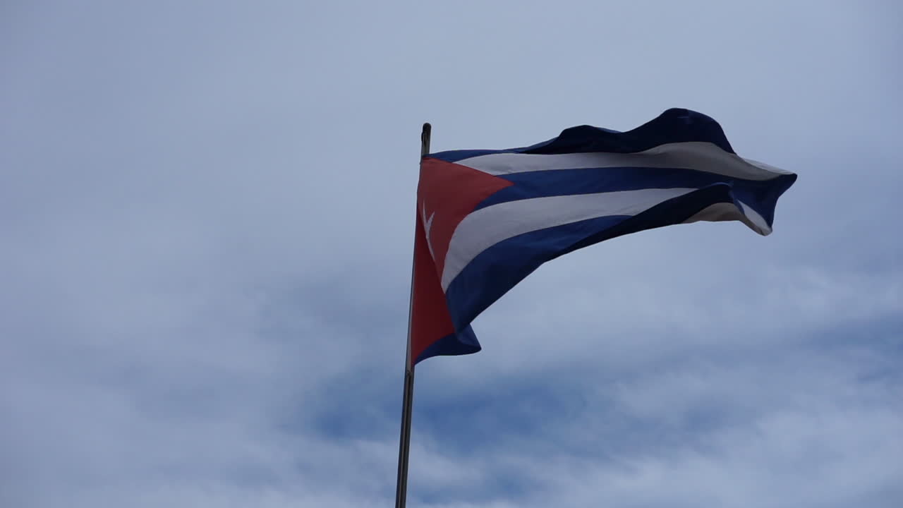 Una bandiera cubana che sventola al vento.