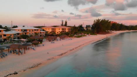 Drohne-Fliegt-Bei-Sonnenuntergang-In-Der-Nähe-Des-Seven-Mile-Beach-Auf-Den-Kaimaninseln