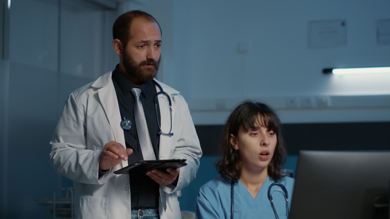 Personale medico che lavora insieme in un ospedale