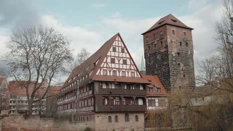 weinstadel en altstadt, nuremberg, alemania con arquitectura histórica