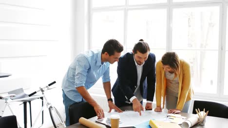 colegas de negocios discutiendo sobre el plan