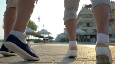 dos personas corriendo por el pavimento