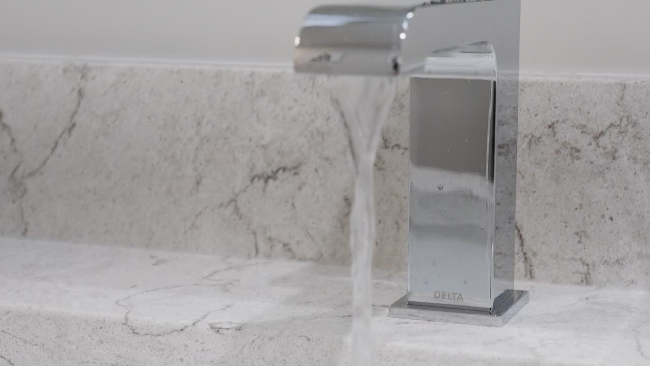 Video al rallentatore di acqua che sgorga dal rubinetto