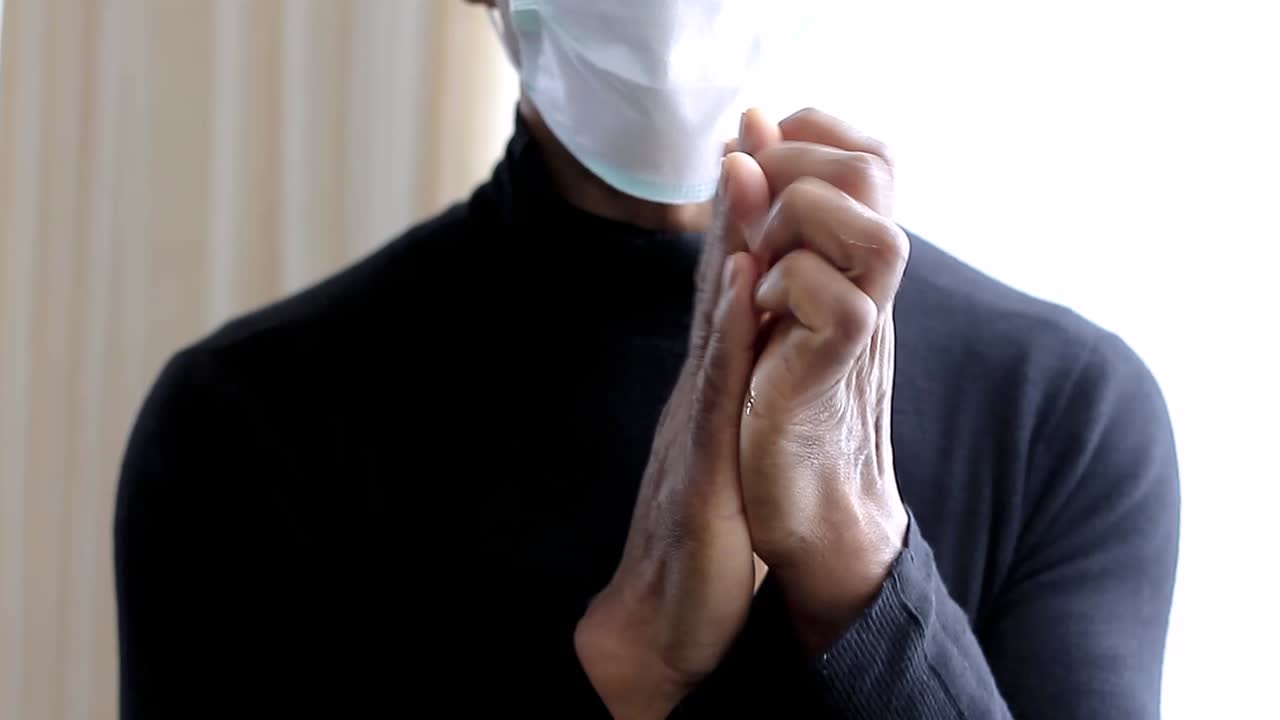 회색 배경에서 질병과 싸우는 스프레이를 가진 코로나바이러스 남자 스톡 비디오 스톡 푸티지