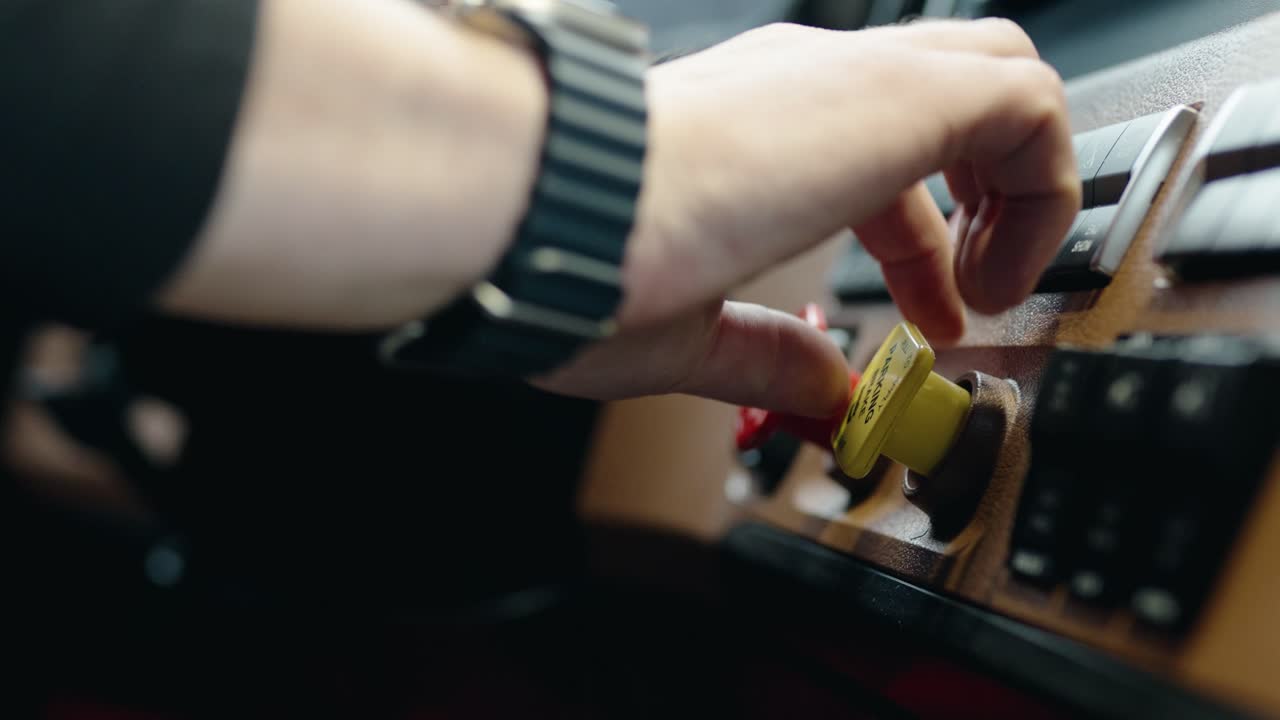 conductor de camión empujando con la mano la perilla del freno de estacionamiento y luego soltándola para aplicar un nuevo freightliner cascadia volvo 2023