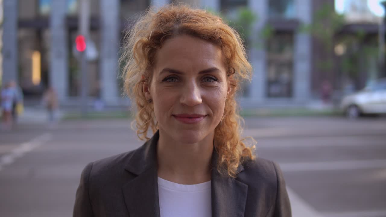 una mujer hermosa sonríe a la cámara.