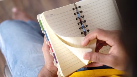 persona con un cuaderno abierto