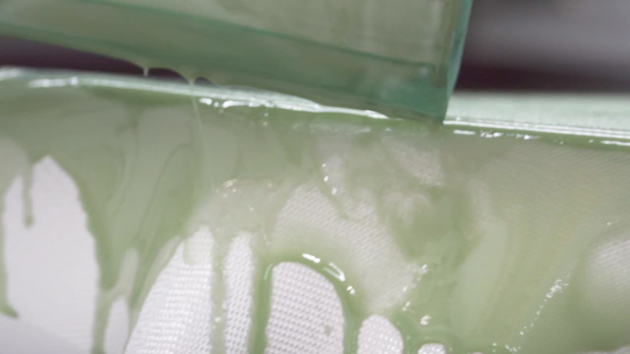 에폭시 수지를 만드는 스퀴지 서핑보드에서 떨어지는 녹색 페인트