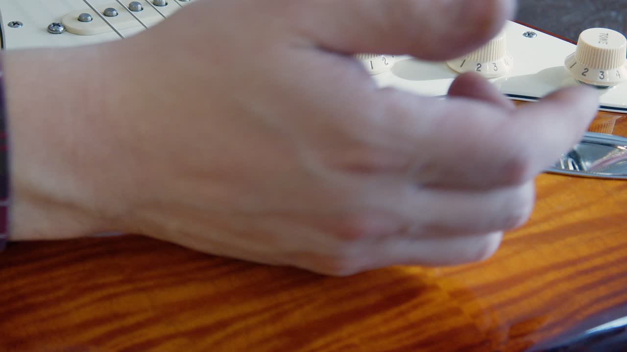 Panoramica sul corpo in acero fiammato di una chitarra elettrica Fender classica vintage.