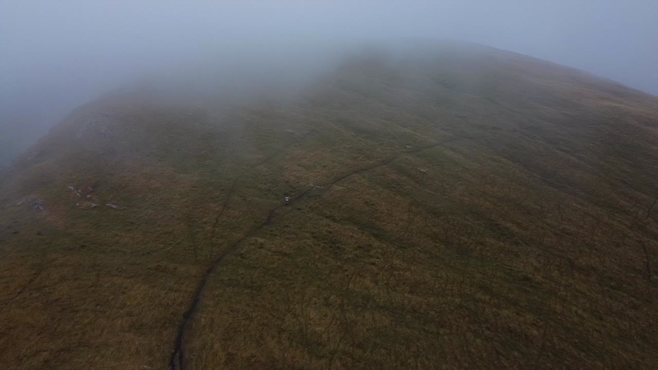 chica corredora de senderos corriendo senderos de niebla en la cima de la montaña
