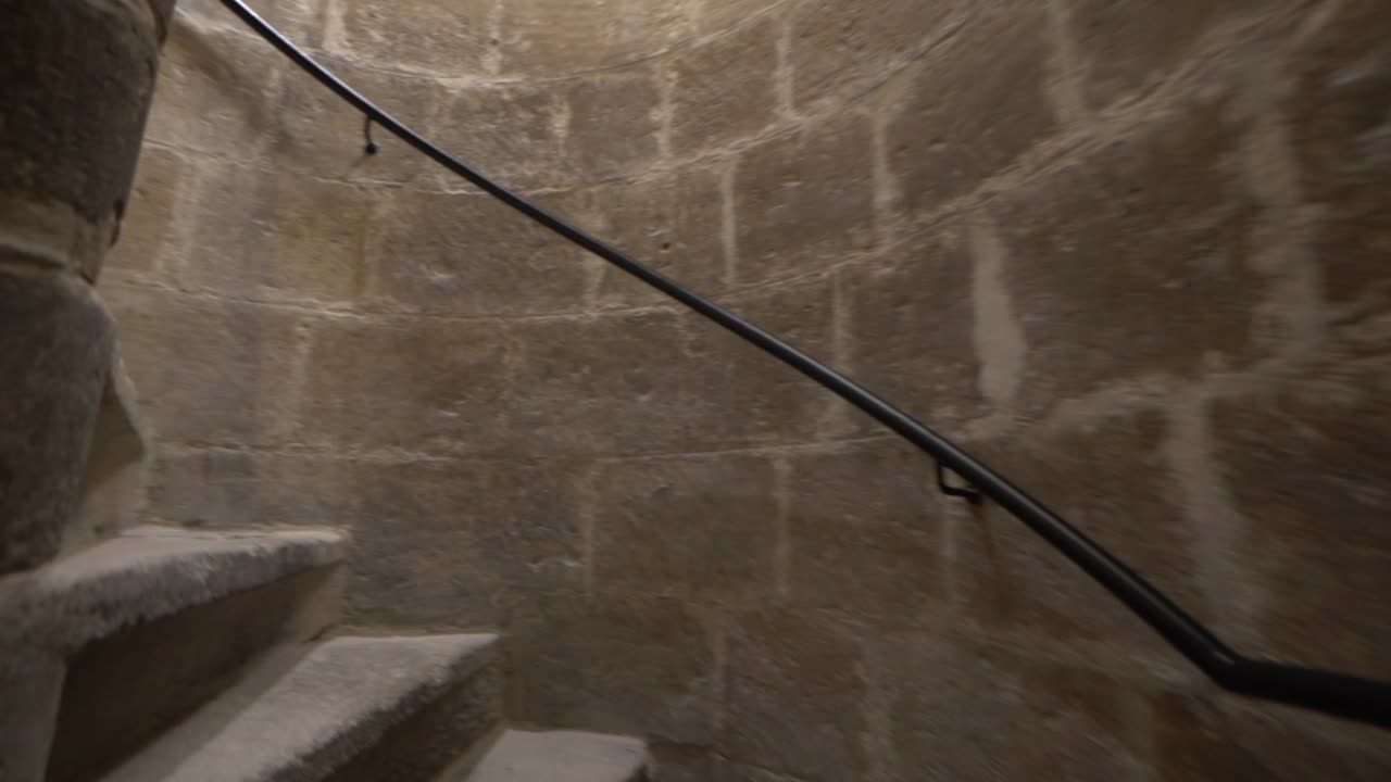 медленный подъем по старинной каменной винтовой лестнице, замедленная съемка