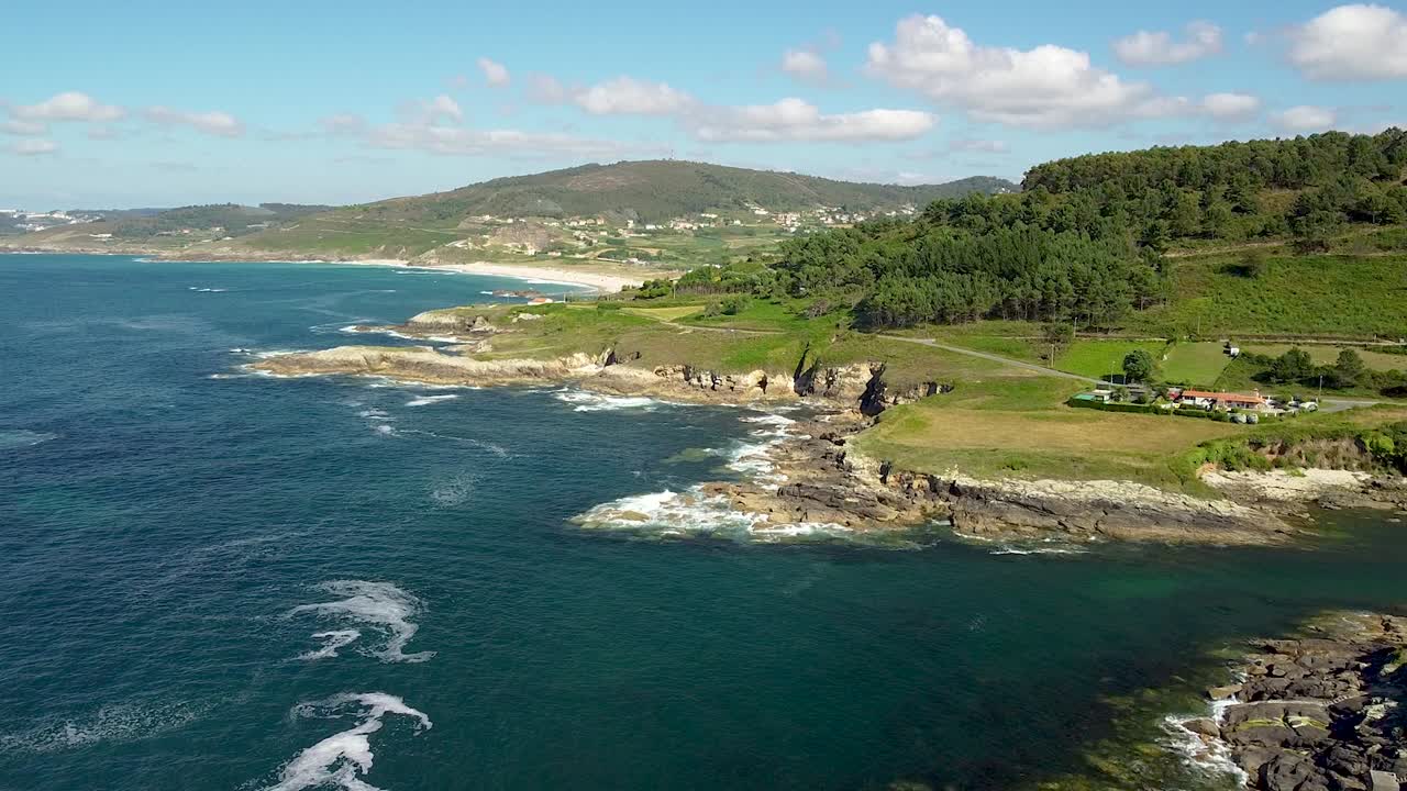 paisaje natural de aguas tranquilas del océano que se acercan a la costa durante el día en arteixo, españa