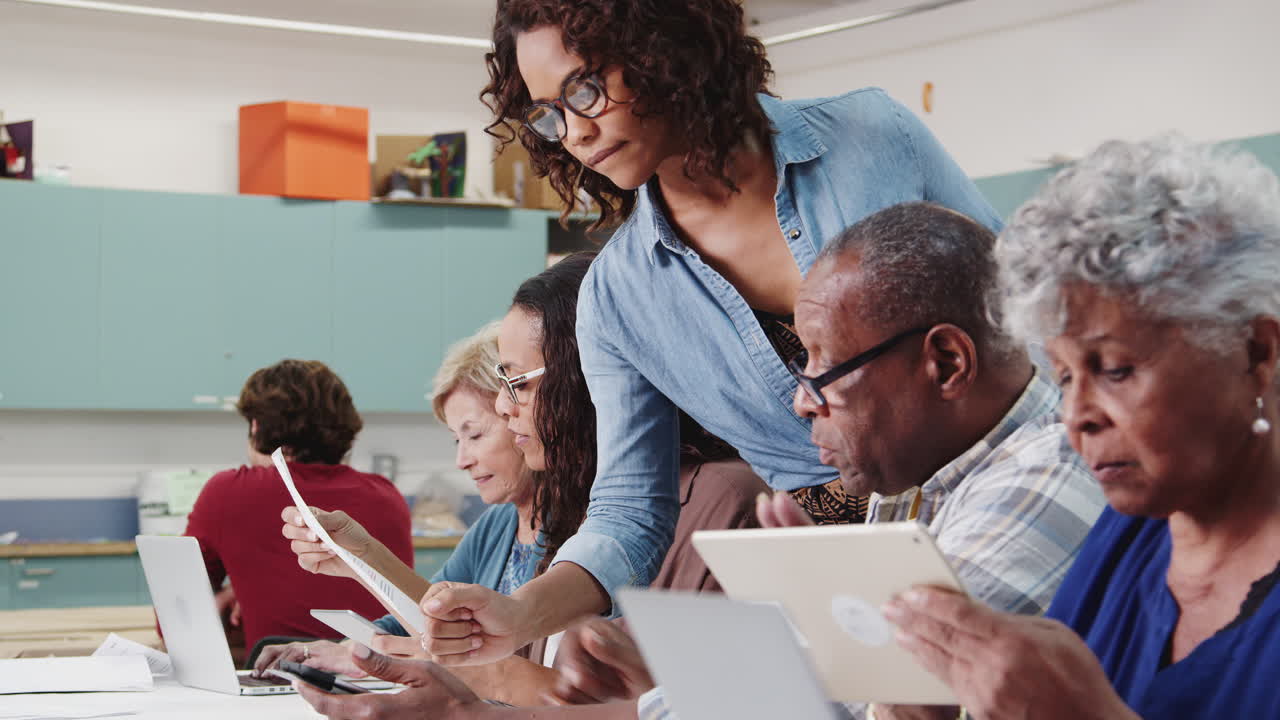 estudiante de último año levantando la mano para hacer una pregunta en la clase en el centro comunitario con el maestro