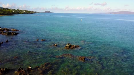 drone pan-down de agua y arrecife en maui hawaii