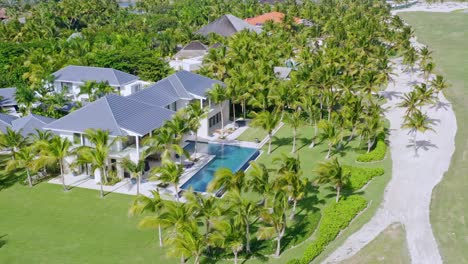 Luftaufnahme-Des-Luxus-Golfplatzes-La-Cana-Mit-Villa-Und-Palmen-Bei-Sonnenlicht---Punta-Cana,-Dominikanische-Republik