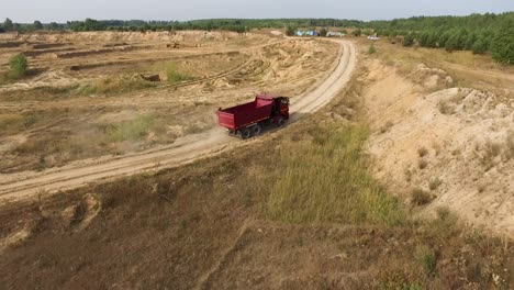 camioneta roja en una cantera de arena