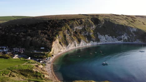 Lulworth-Bucht-Am-Morgen-Mit-Tiefblauem-Wasser