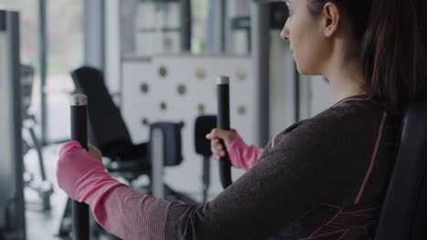 Vista-Lateral-De-Una-Mujer-Haciendo-Ejercicio-En-El-Gimnasio