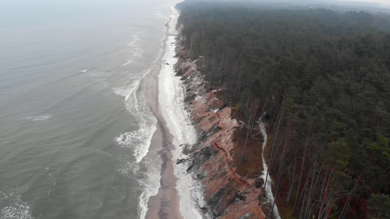 toma aérea de la playa de arena en ustka en invierno