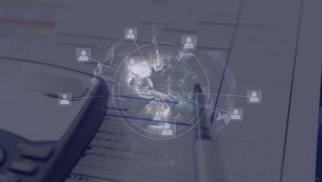 globo de red de iconos de perfil girando contra vista de cerca de los documentos y la calculadora