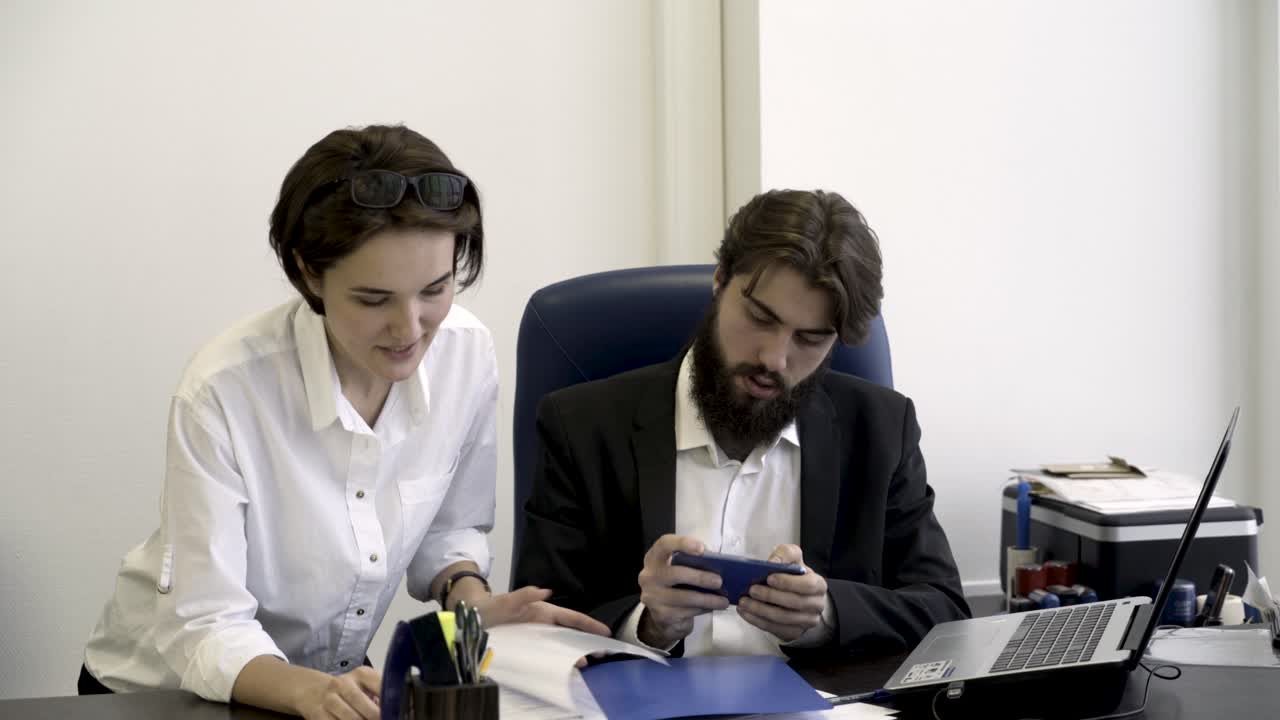 colegas de negocios revisando documentos