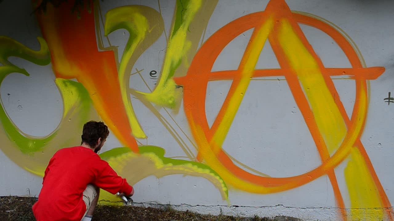 Processo di Creazione di Graffiti, Recinzione. L'Artista Disegna Graffiti