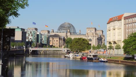 mirando hacia el río spree al edificio del reichstag