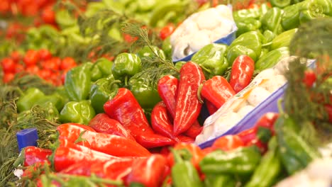 exhibición de verduras frescas en un mercado