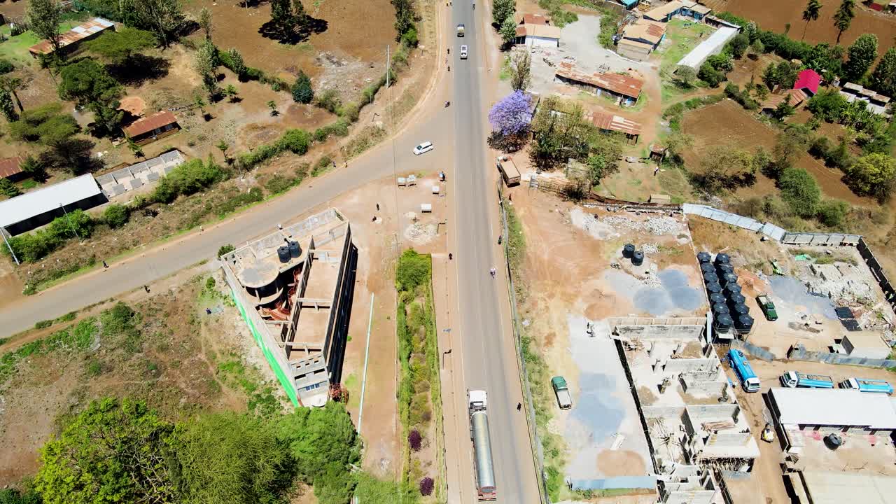 pueblo rural de kenya con el kilimanjaro en el fondo