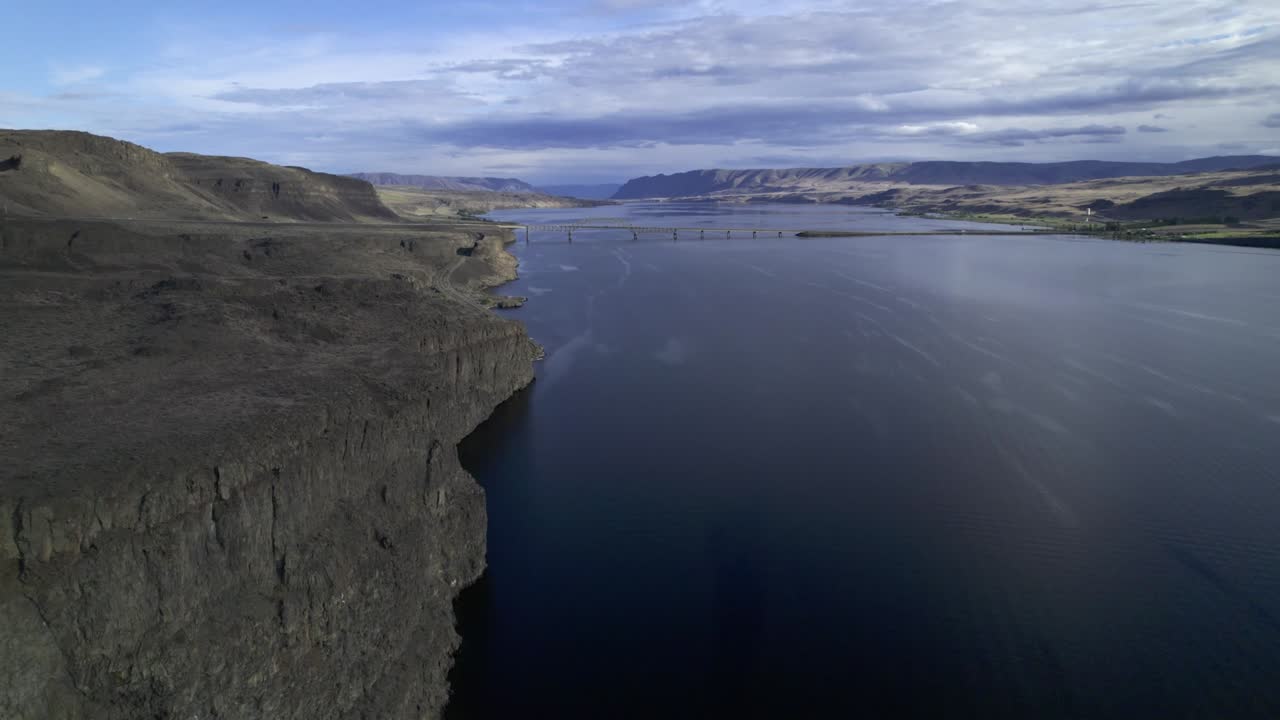 큰 강을 가로지르는 다리가 높은 곳으로 물러납니다.