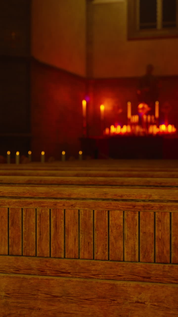 una vista de los bancos en una iglesia débilmente iluminada con velas encendidas en el altar
