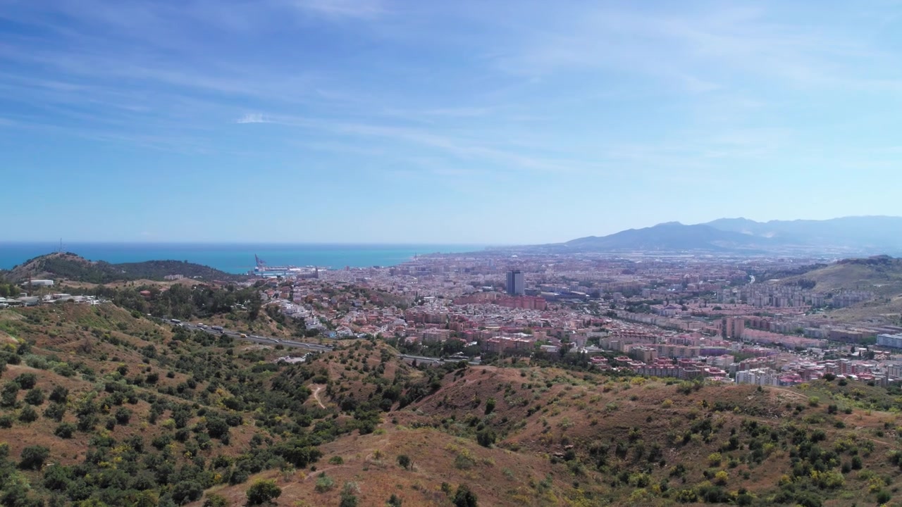 Veduta aerea panoramica della città di Malaga e delle colline circostanti, Andalusia, Spagna.