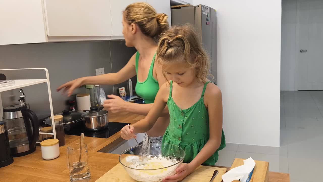 madre e hija horneando juntas