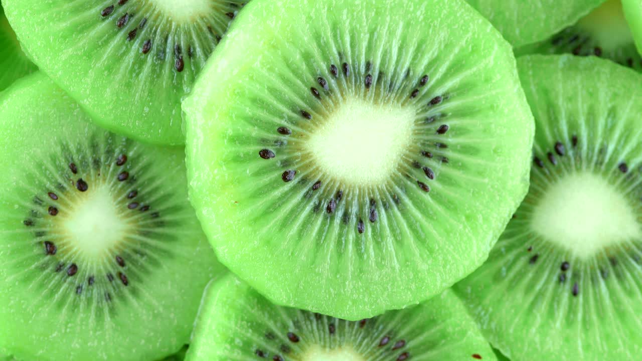 키위 과일 조각의 매크로 회전 비디오 촬영. 키위의 고기를 가게.