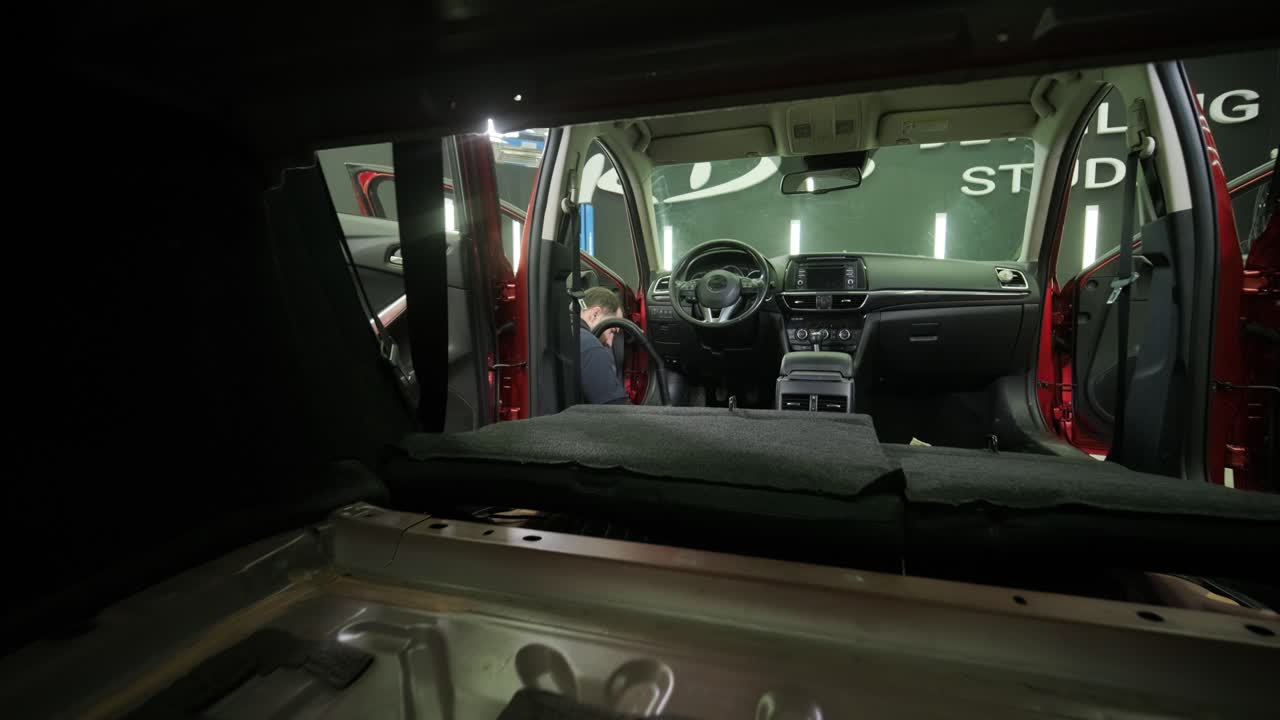 limpieza profesional de automóviles. lavado de sars. detalles interiores. limpieza en seco y detalles del interior de un automóvil. limpeza profunda de asientos. limpeza de espuma en el lavado de automóviles; limpieza del panel del automóvil del polvo. una aspiradora