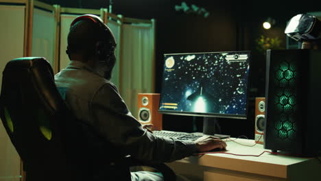 man coming home to play sf space videogame on pc