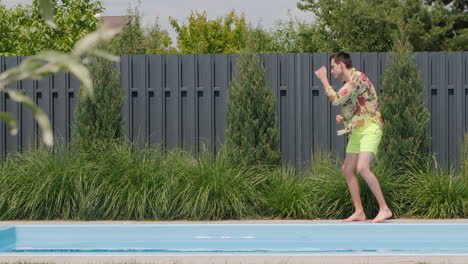 hombre caminando hacia una piscina