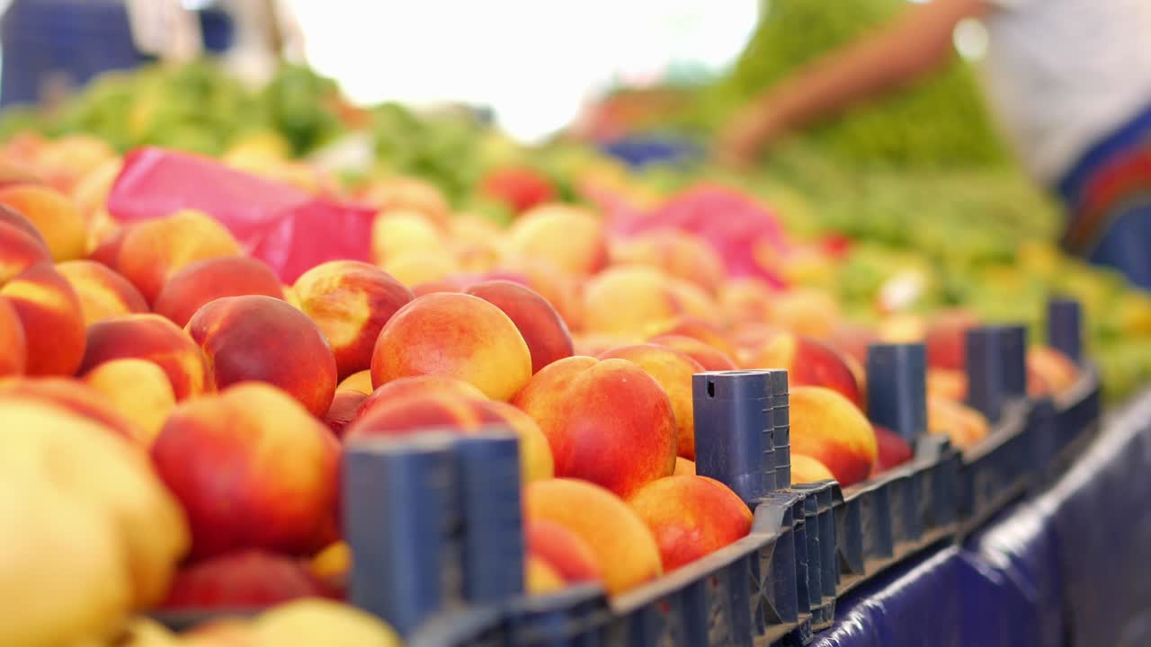 Fresh Peaches at a Vibrant Market Stall