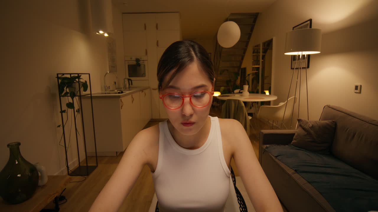 mujer trabajando desde casa por la noche con sushi