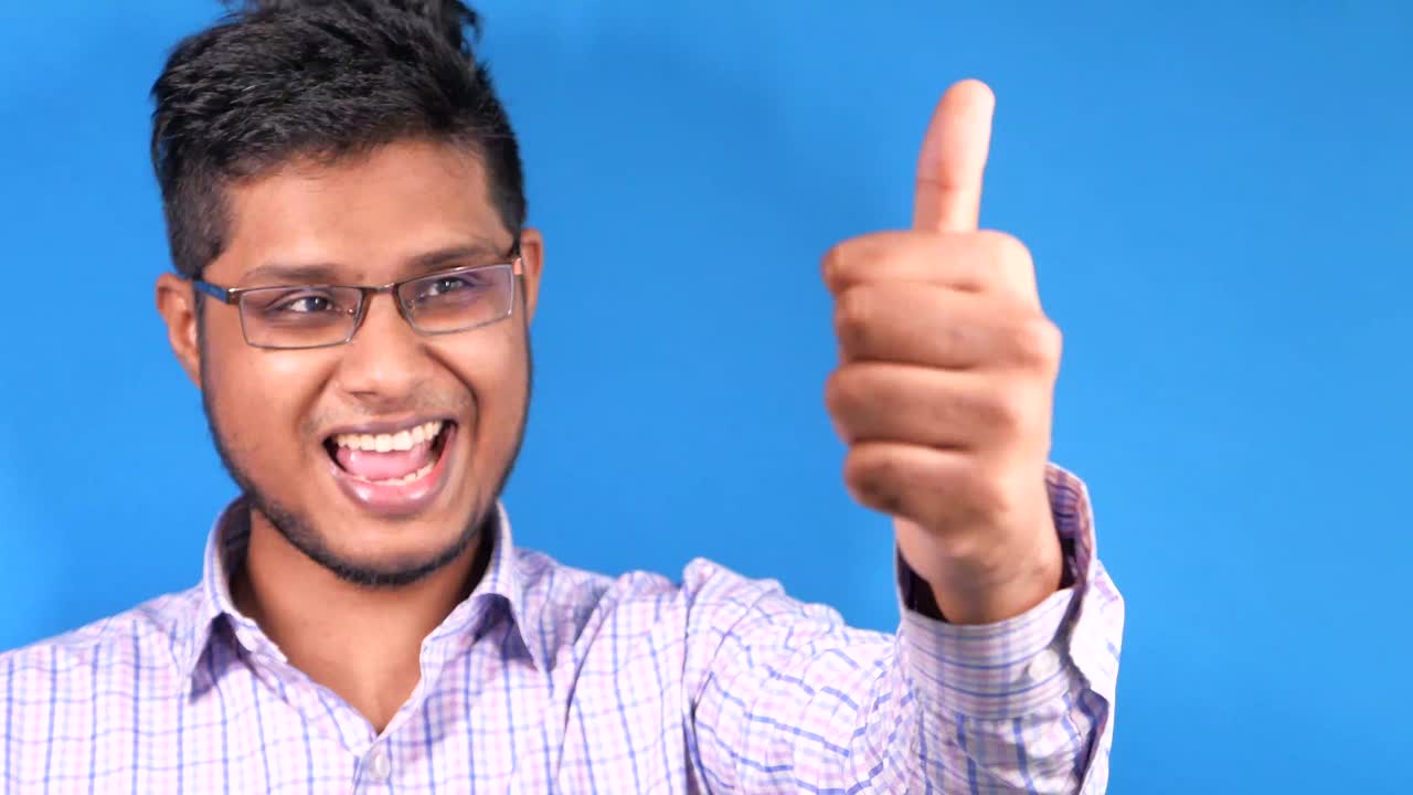 joven feliz dando los pulgares hacia arriba