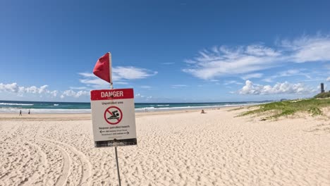 señal de advertencia en la playa con bandera roja