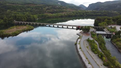 Toma-Aérea-Dramática-De-Un-Puente-Sobre-El-Río-Haliacmon-Aliakmon-En-El-Norte-De-Grecia-Macedonia