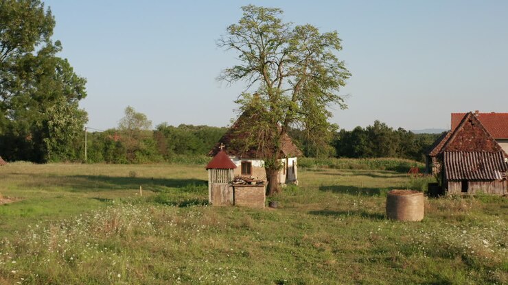 Alte Häuser in einem Dorf, gefilmt mit einer Drohne.