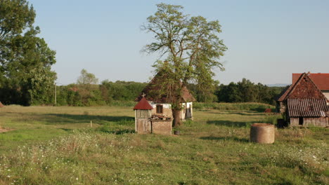 Alte-Häuser-Im-Dorf-Mit-Einer-Drohne-Gefilmt