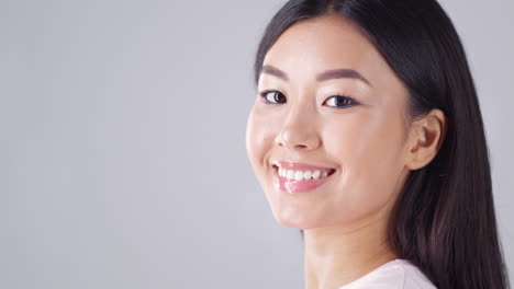 웃는 아시아 여성 초상화