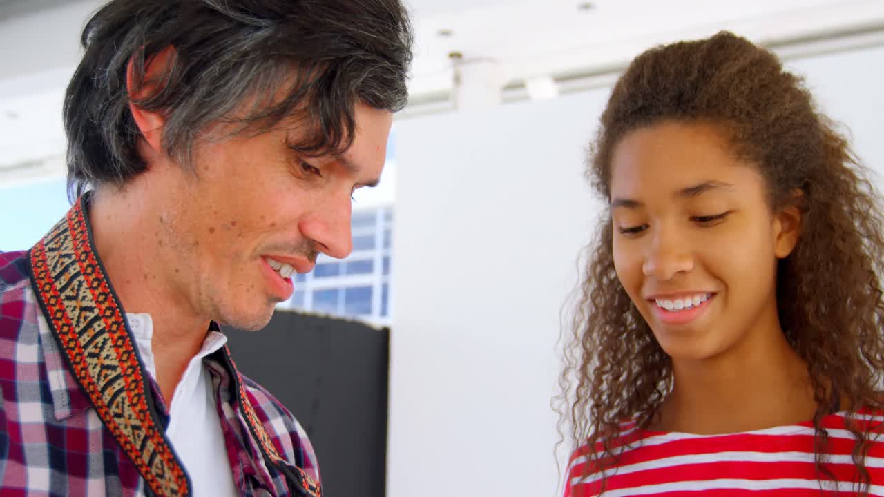 fotógrafo masculino y modelo discutiendo sobre fotos 4k