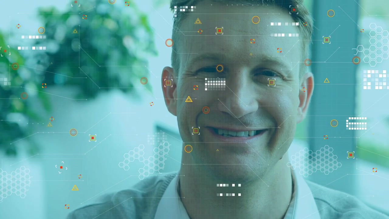 La telecamera esegue una panoramica verso l'alto, un uomo che si raddrizza e sorride mentre un HUD evidenzia dati per il business.