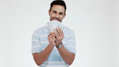 feliz, cara y hombre con dinero fan en el estudio