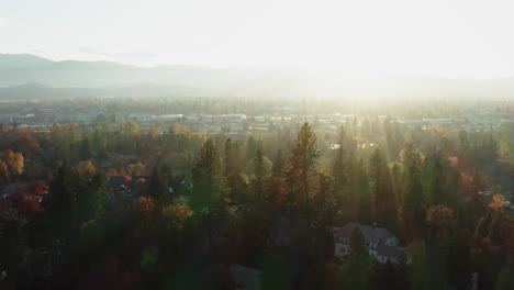 Die-Wunderschönen-Farben-Des-Herbstes-Umgeben-Die-Interstate-5,-Medford,-Oregon